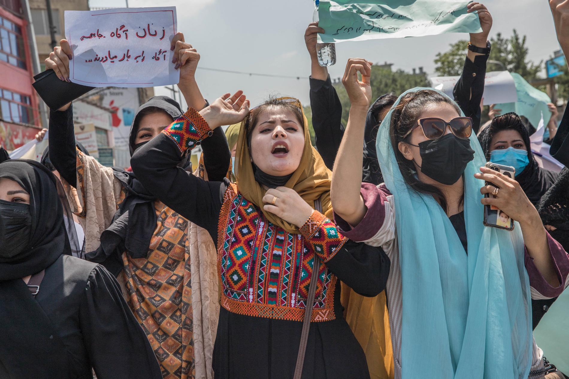 Afghanska kvinnor demonstrerade för sina mänskliga rättigheter i Kabul på lördagen.