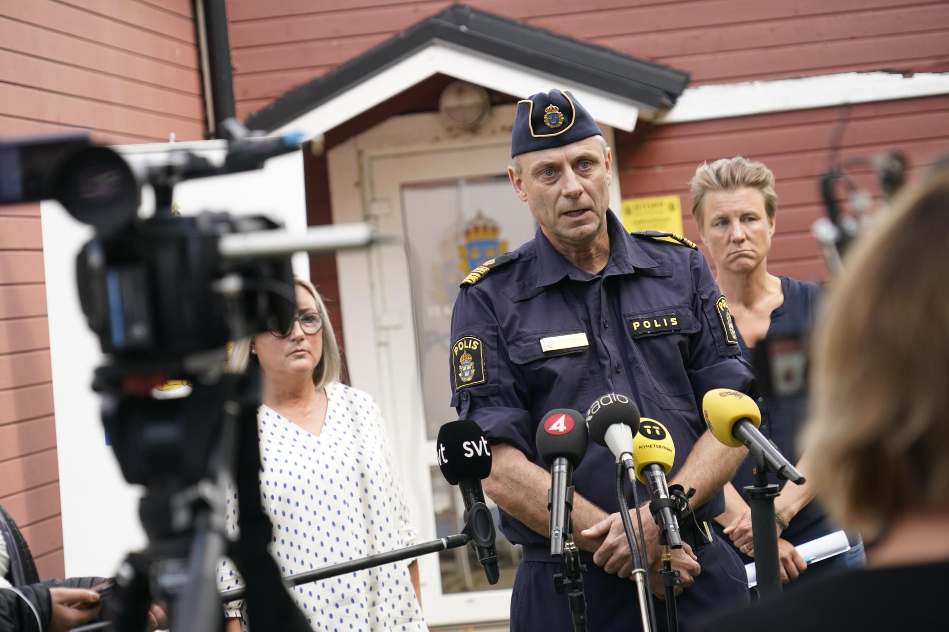 Lokalpolisområdeschef Anders Olofsson vid onsdagens pressträff. I bakgrunden Pernilla Åström, förundersökningsledare och Erika Wetterlöf, tillförordnad polisområdeschef i nordöstra Skåne.