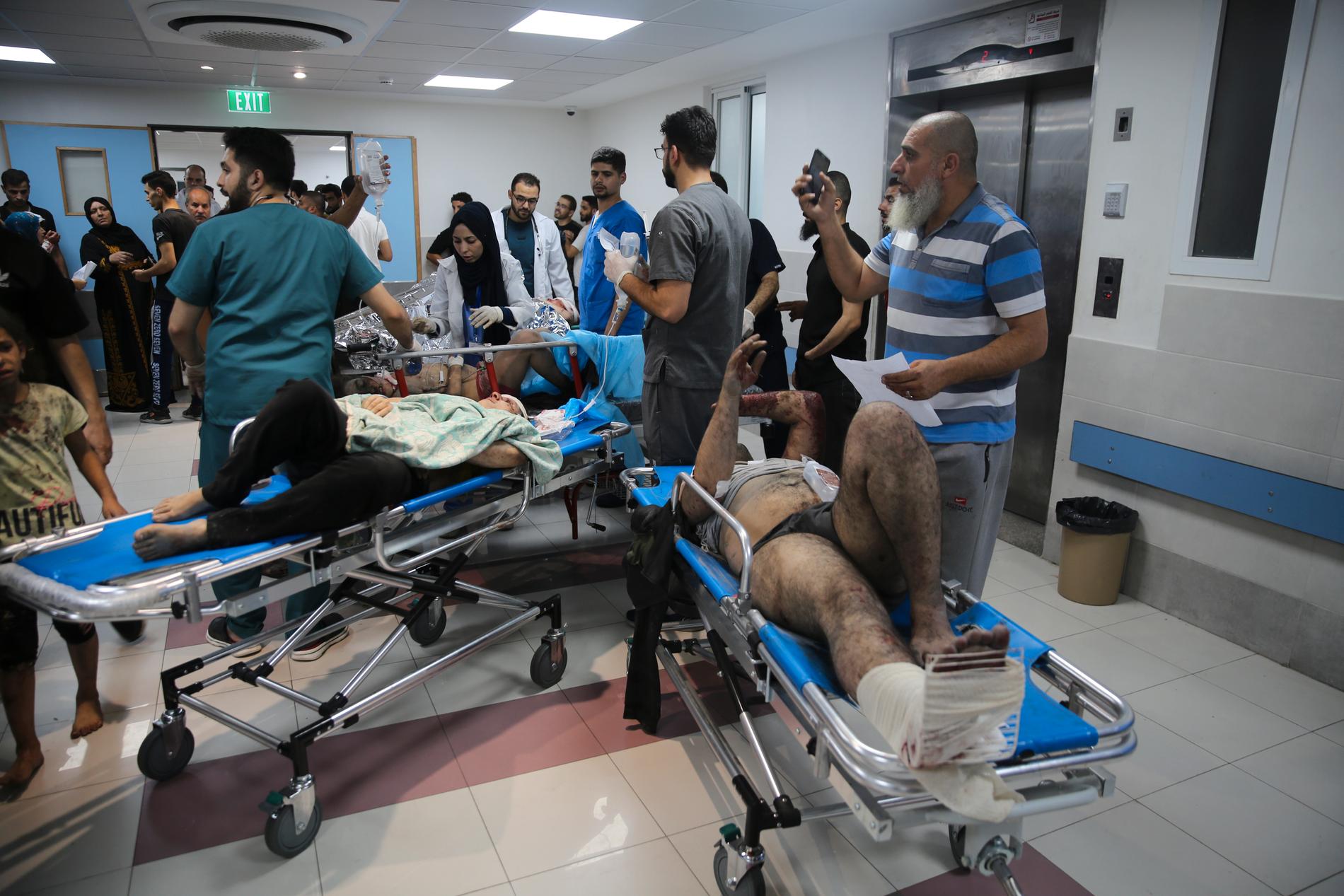 Gazas sjukhus är överfulla med skadade efter bombattackerna. Samtidigt saknas allt: Mediciner, utrustning – och el. 