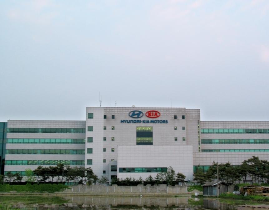 Huvudbyggnaden i Hyundai/Kias gigantiska utvecklingscentrum Namyang utanför Seoul. Här jobbar 8 000 personer på att koreanerna ska bli bäst i världen.