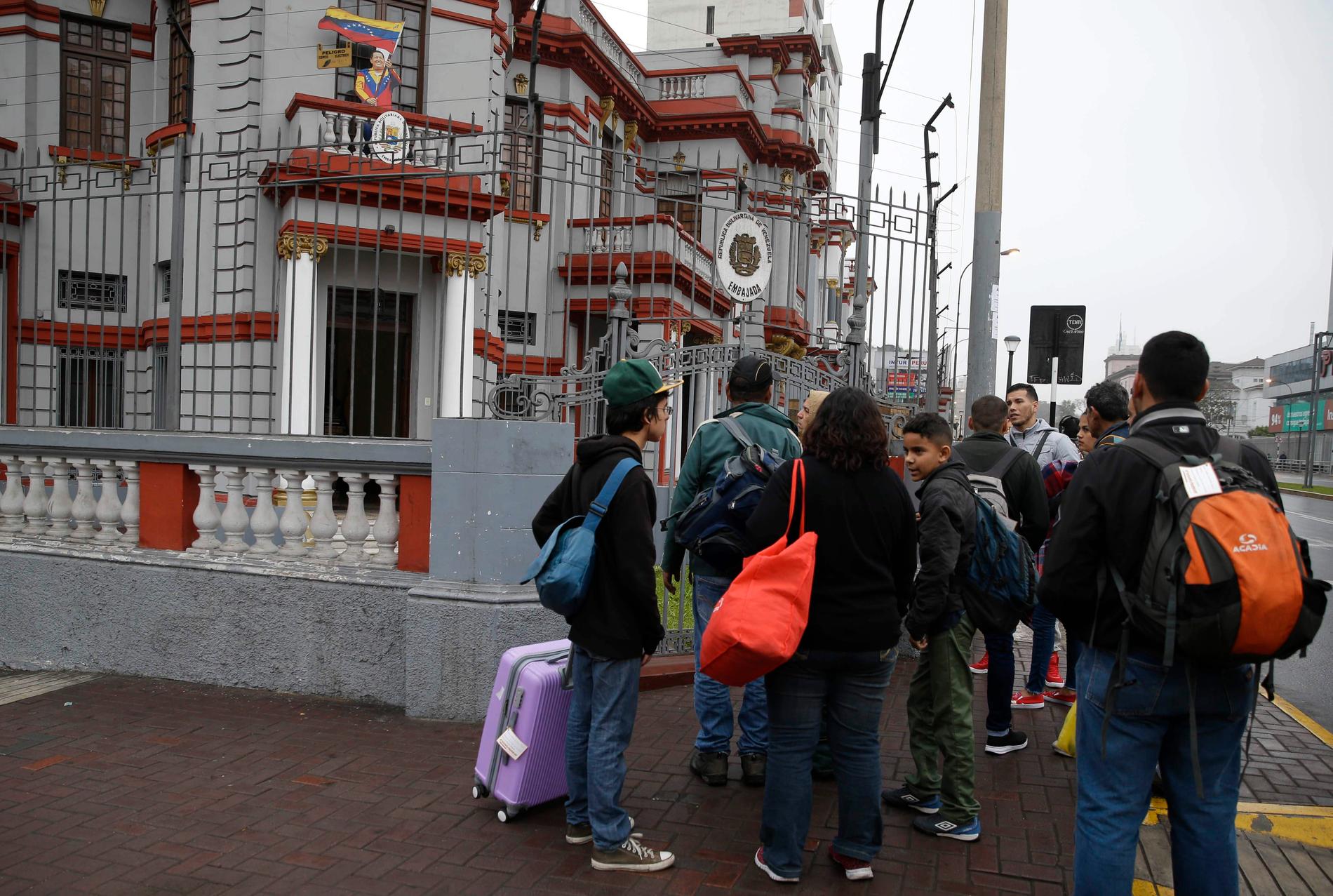 En grupp venezuelanska flyktingar flögs på måndagen hem till Venezuela av regeringen.