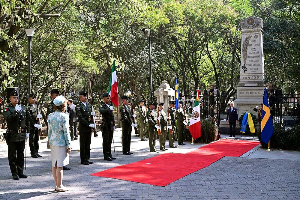 Kungen och drottningen la ner en krans vid Obelisco a los Niños Heroes under statsbesöket till Mexiko. Monumentet hedrar unga soldater som dog vid slaget vid Chapultepec år 1847.