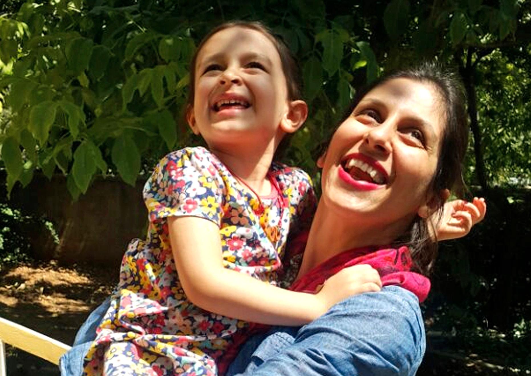 Nazanin Zaghari-Ratcliffe – som på bilden besöker Iran med dottern Gabriella – har tillfälligt släppts från fängelset. Bilden kommer från en kampanjorganisation som verkar för hennes frigivning. Arkivbild.