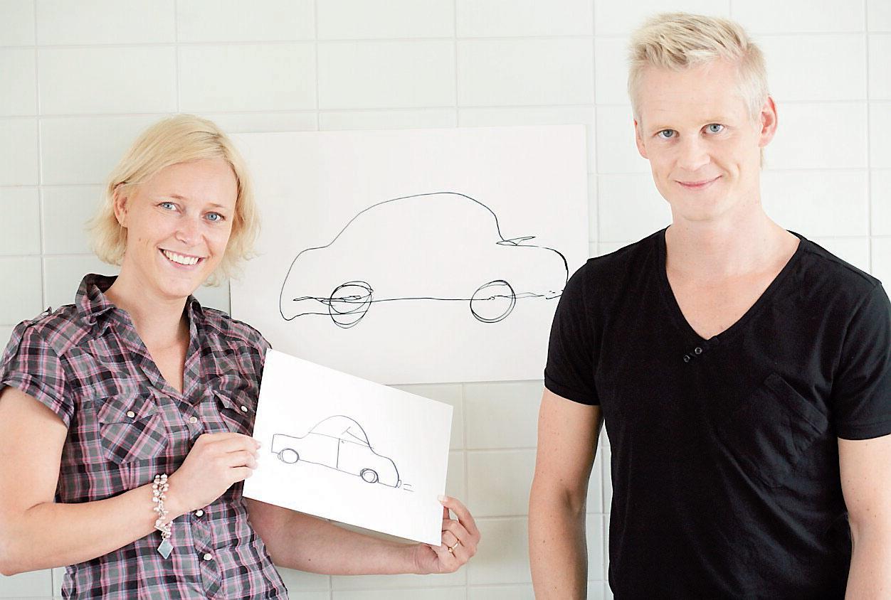 Henrik ritar en bil som ser exakt ut som den Åsa gjorde.
