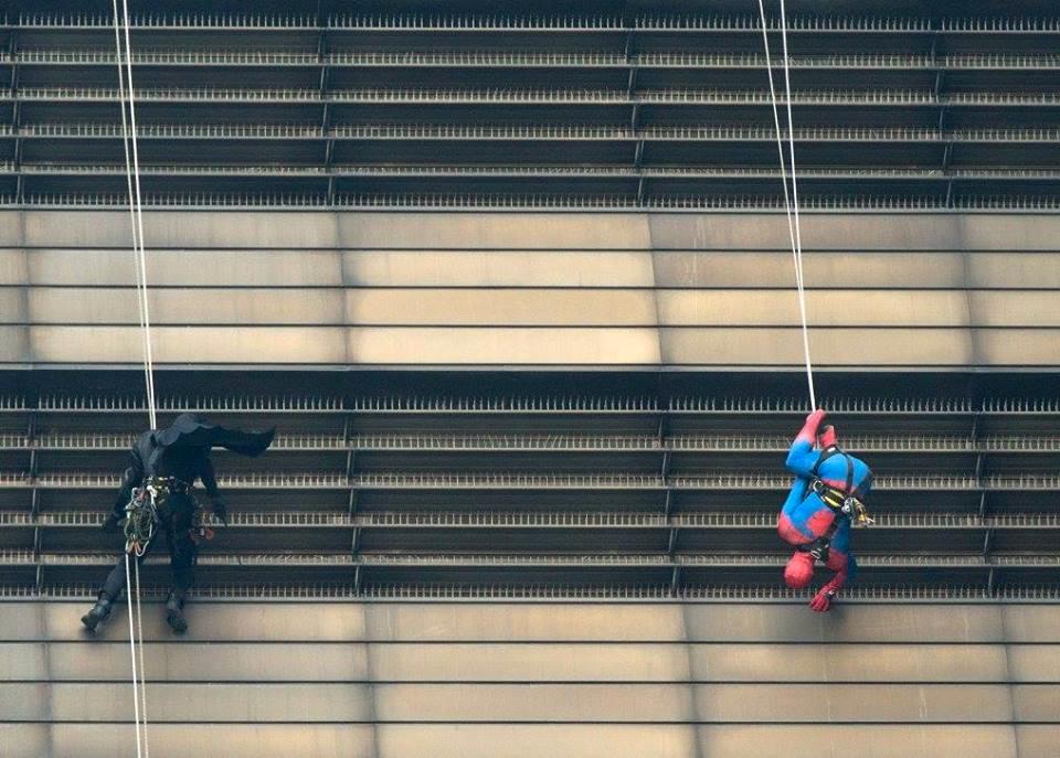 Superhjältarna firade ner sig från toppen av byggnaden till våning 10 och 20.