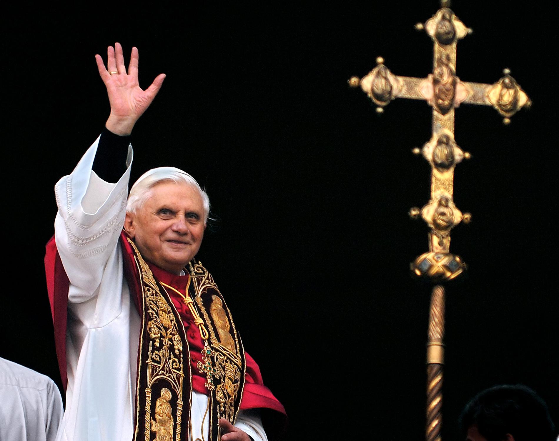 Dåvarande påve Benedictus XVI hälsar folksamling i Vatikanen. Bilden är från 2005.