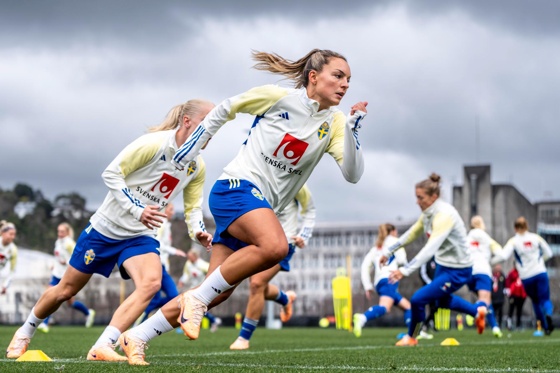  Det svenska landslaget i fotboll tränar inför VM på Nya Zeeland.
