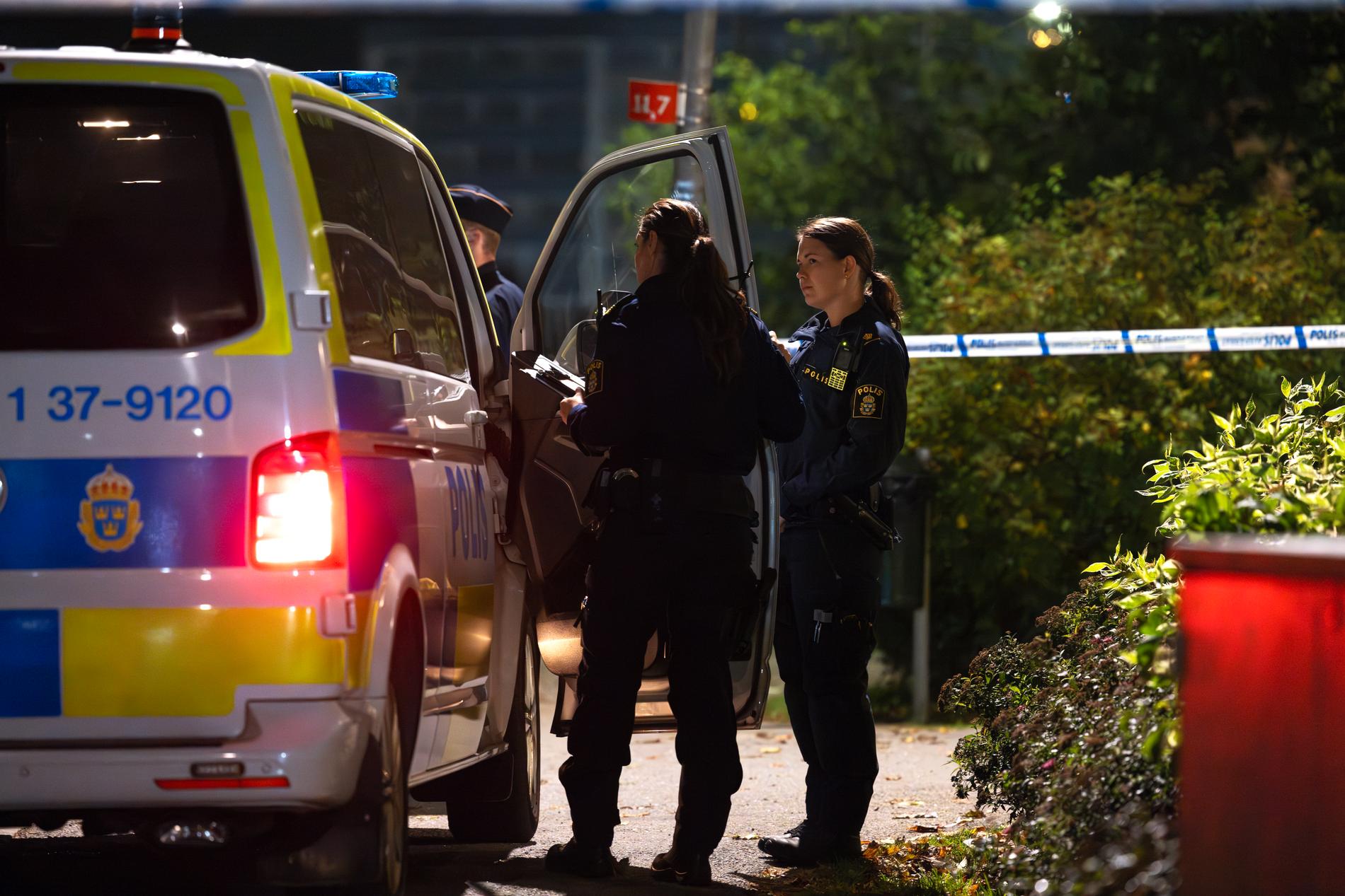 Tre personer har gripits efter att en man skjutits till döds och en annan person skadats i Jordbro.