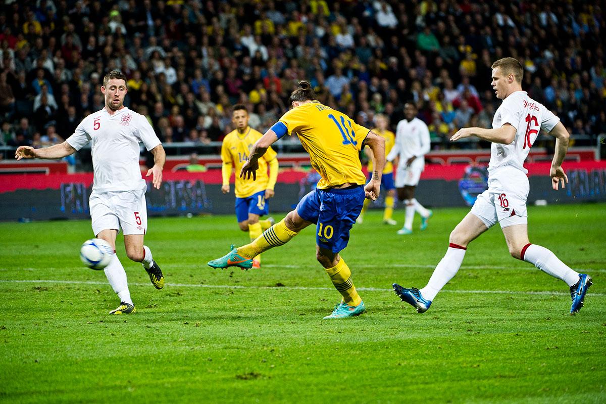 Efter ett smörpass av Anders Svensson trycker Zlatan sedan in 2–2-målet i 77:e minuten...