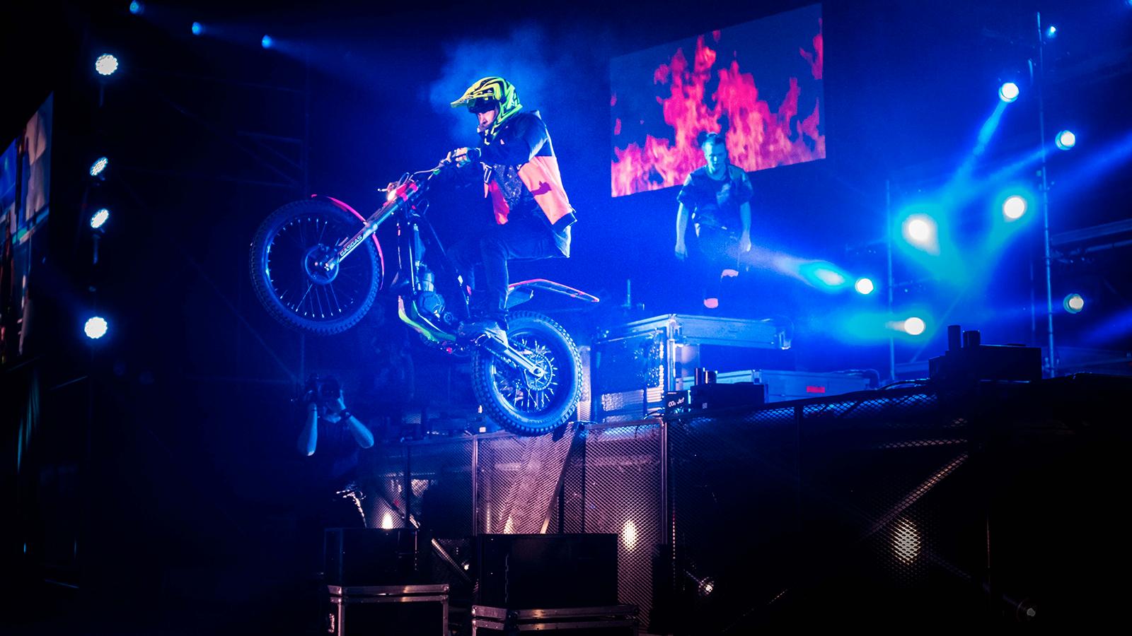 Rackartygarna bjuder på volter och stunts på motorcykel.