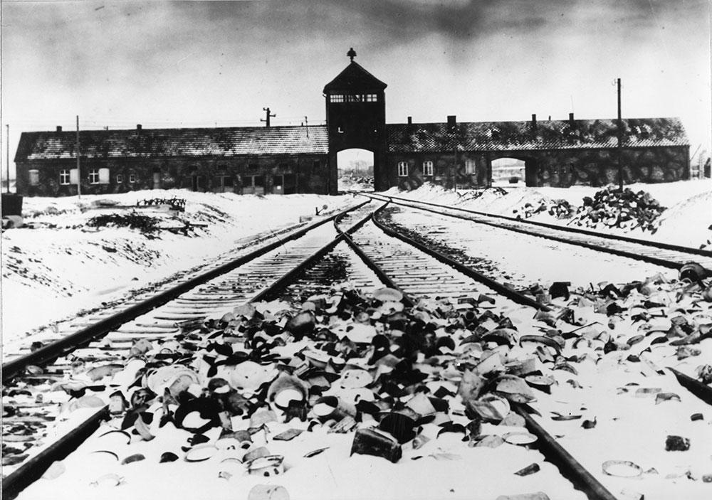 DÖDSLÄGRET I början av 1940 beordrade SS-chefen Heinrich Himmler att ett kombinerat koncentrations- och förintelseläger skulle upprättas i staden Auschwitz i sydöstra Polen. Bygget var en del av den nazistiska regimens ”Generalplan Ost”, den hemliga planen för en tysk kolonialisering av Östeuropa – som bland annat innehöll riktlinjer för etnisk resning av judar.