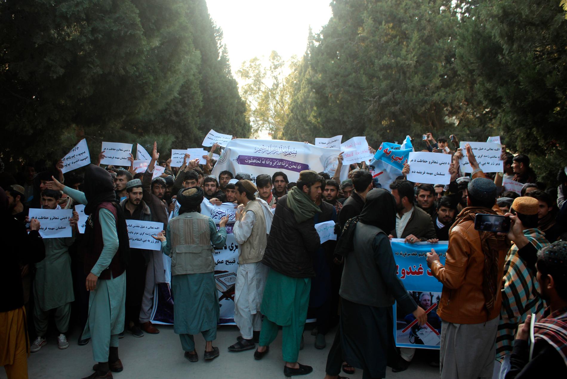 Demonstranter i Jalalabad, Afghanistan.