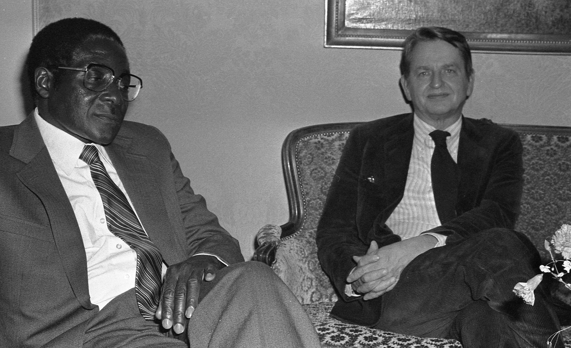 Med Olof Palme 1981. Sverige var en av Mugabes största supportrar under hans beväpnade kamp för svartas frihet och rättigheter.