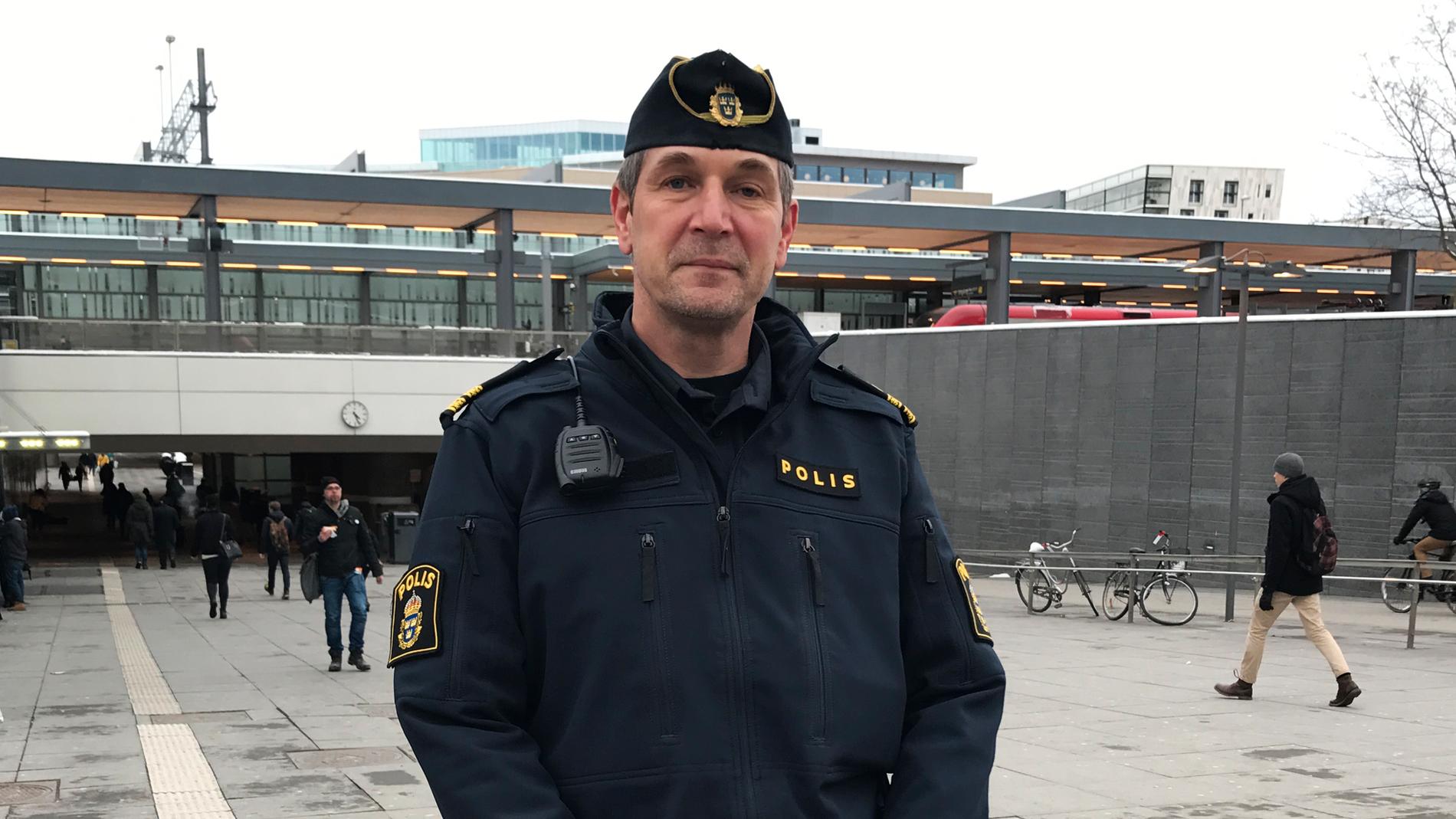Daniel Larsson, kommissarie vid polisen i Uppsala, tycker att UL gör rätt som visar upp bilderna.