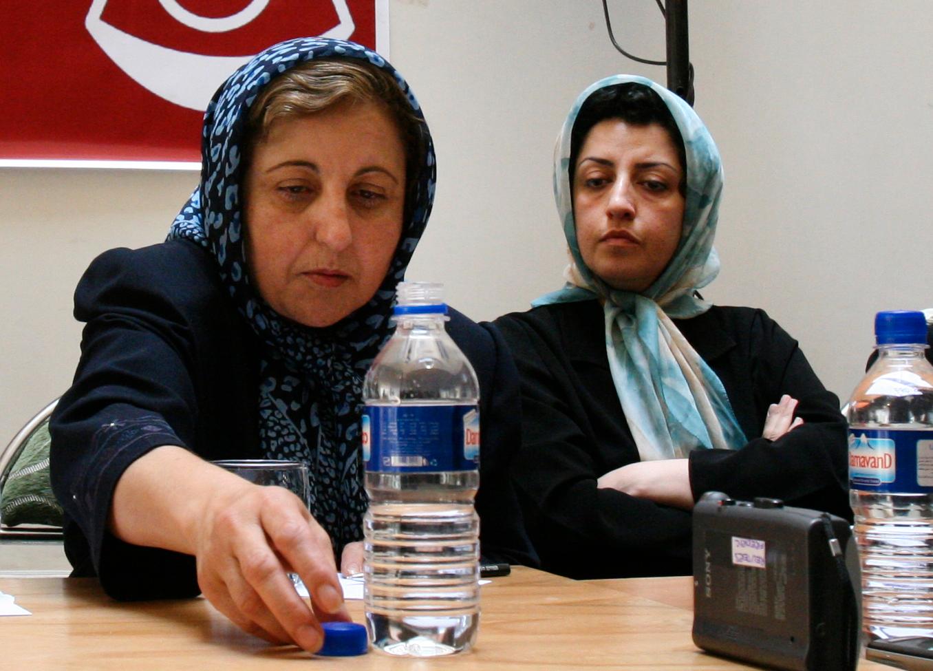 Narges Mohammadi, till höger i bild, med iranska Nobelpristagaren Shirin Ebadi vid ett möte om kvinnors rättigheter 2007. 