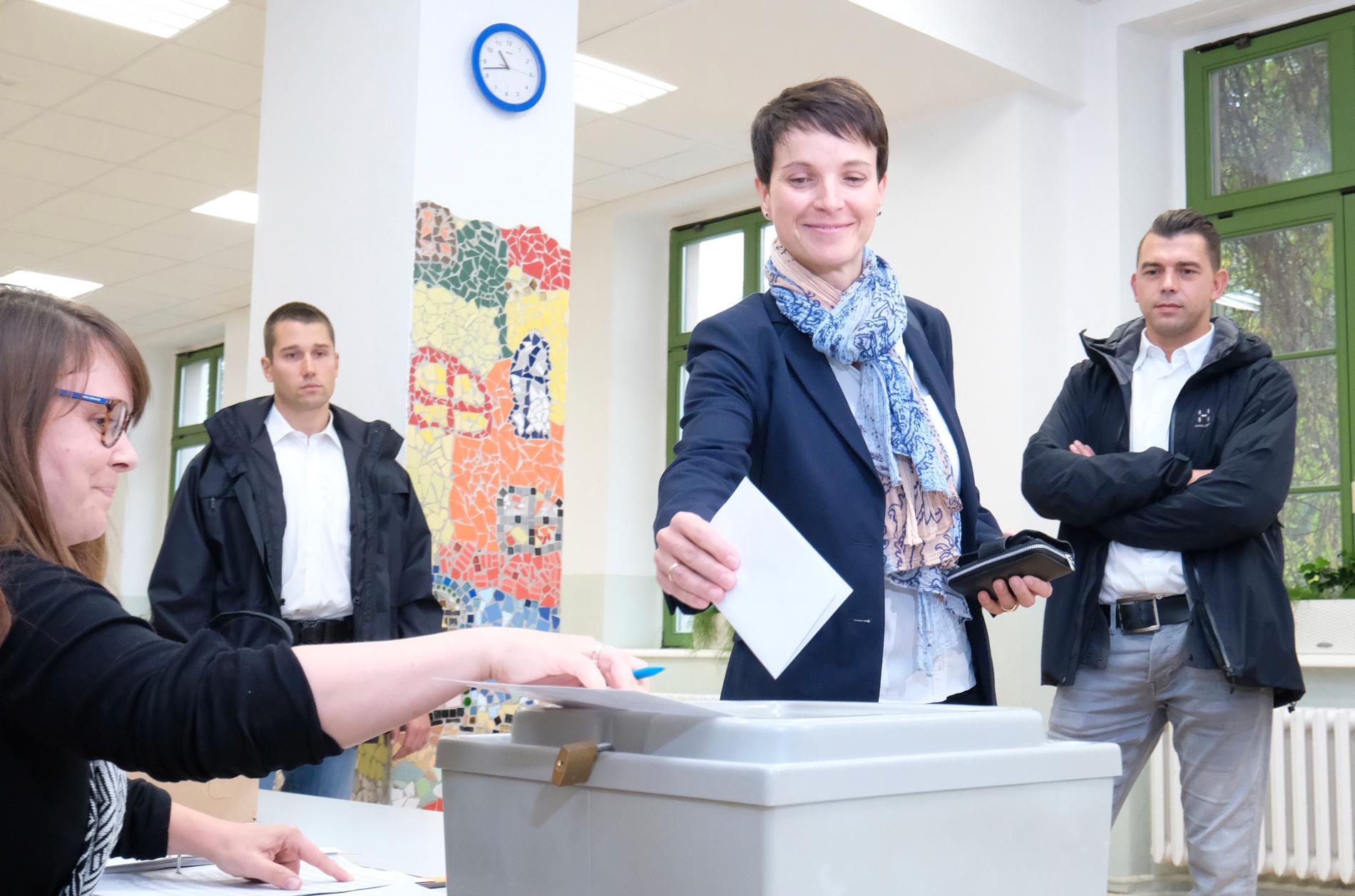 Här röstar Frauke Petry, en av ledarna i högerpopulistiska AfD. 