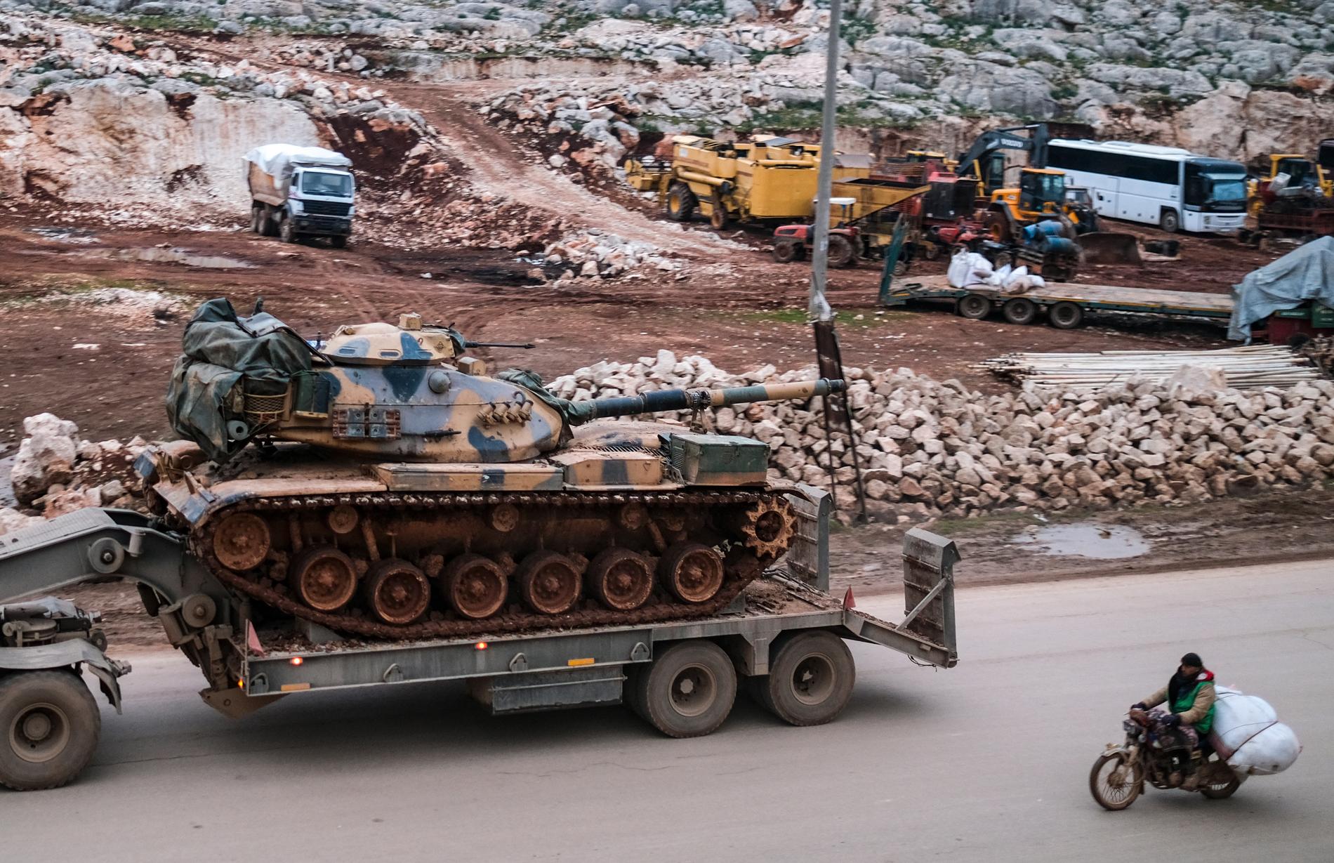 Turkisk militär utrustning körs in i Idlib i norra Syrien. Arkivbild.