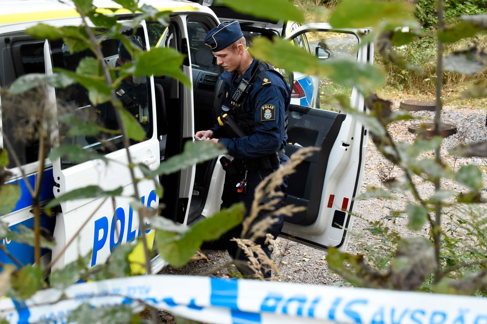 En stor polisinsats pågick i trakterna kring Borås efter att en ung man hittats skjuten.