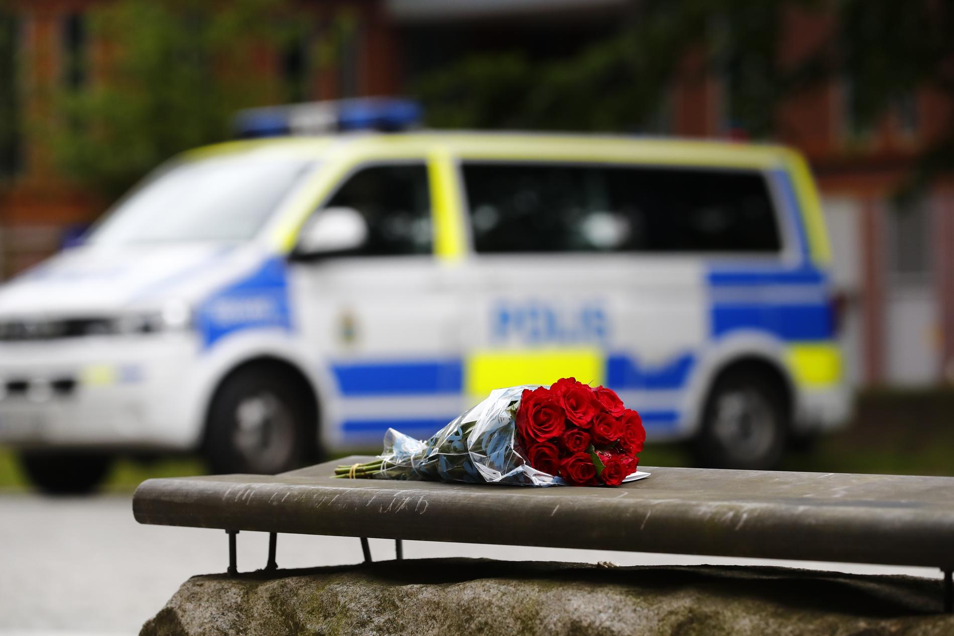 En bukett röda rosor utanför polishuset i Göteborg.