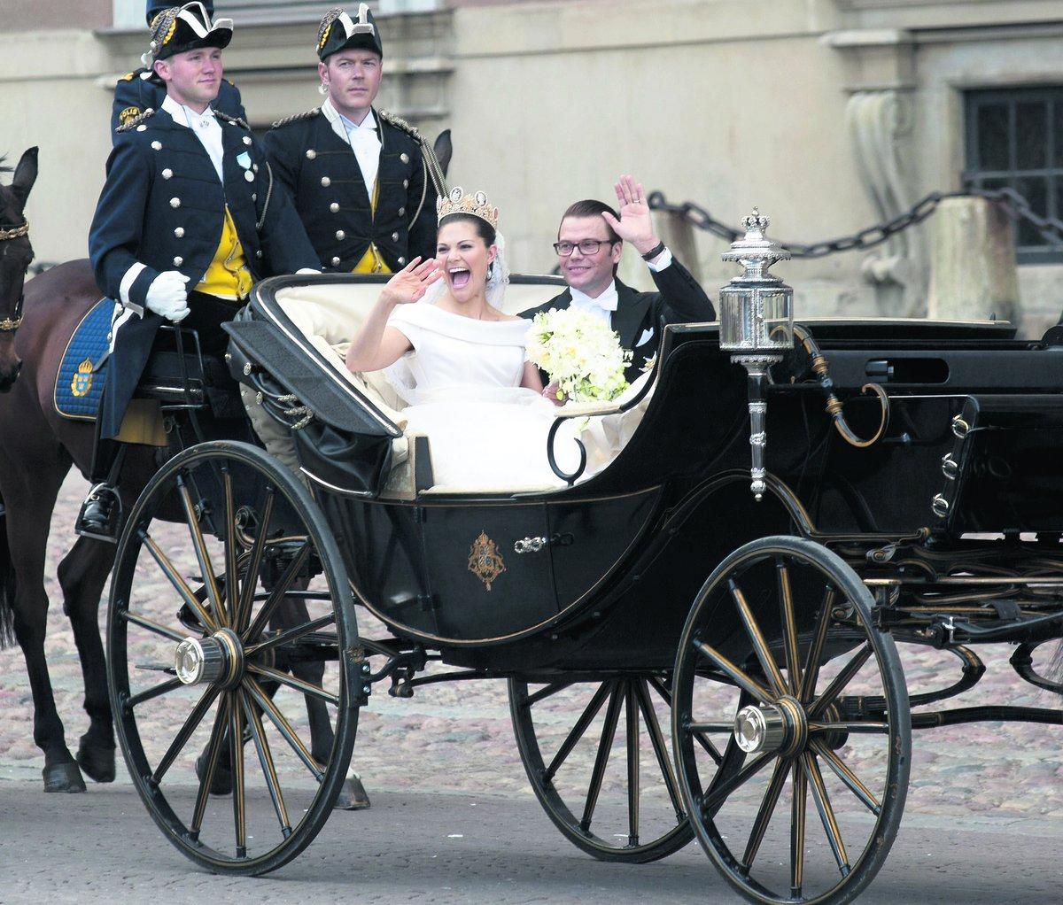 När kronprinsessan Victoria gifte sig med prins Daniel ledde kungen henne fram till altaret, något som nu är en stark trend i Sverige.