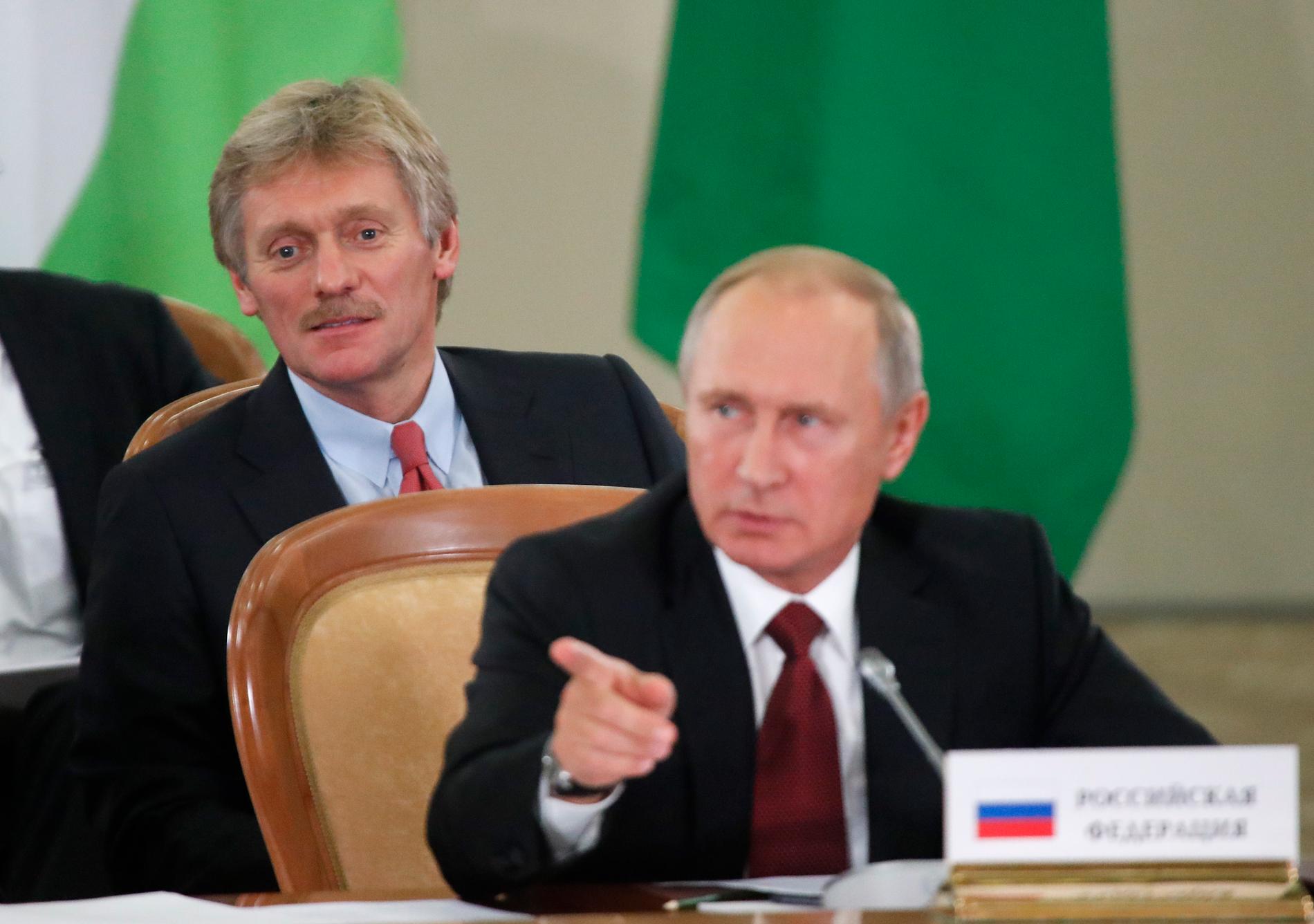 Dimitrij Peskov, till vänster, tillsammans med Vladimir Putin