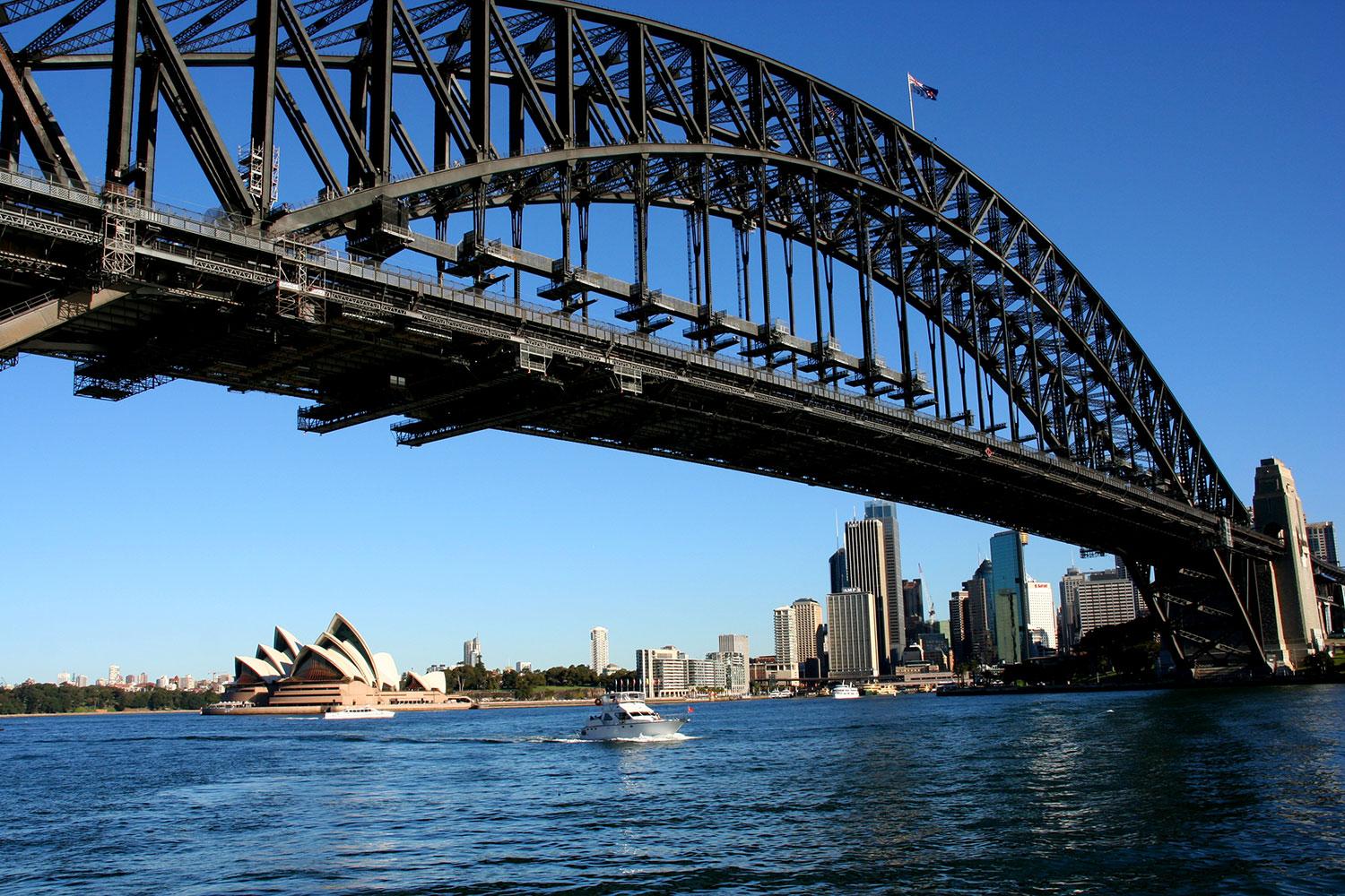 Sydney Harbour bridge med operahuset i bakgrunden.