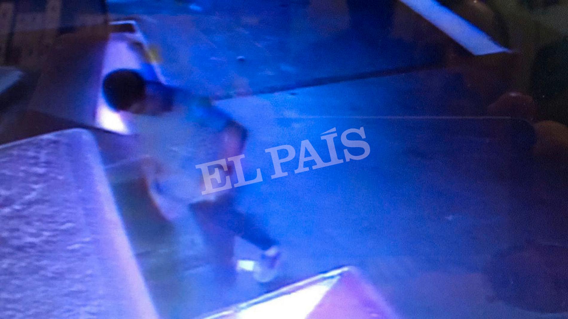 Övervakningsbilder visar en misstänkt som tros vara Younes Abouyaaqoubis fly efter att skåpbilen kraschat vid Las Ramlas. Bilderna publicerades först av tidningen El Pais. 