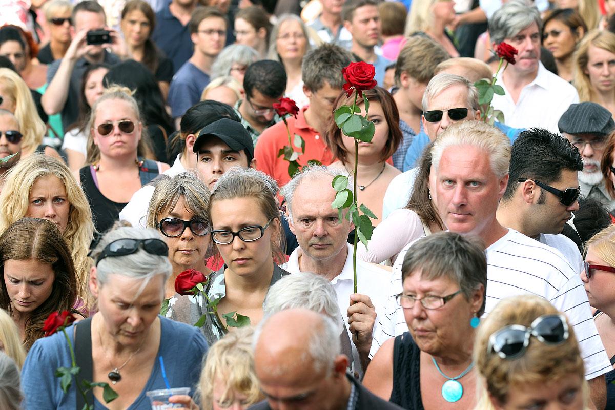 Många hade sökt sig till Sergels torg – och många hade med sig blommor.