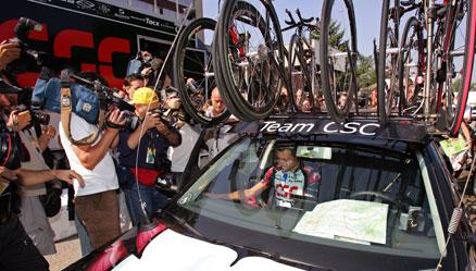 Flydde fältet Ivan Basso ströks från Tour de France av sitt stall. I går packade han ihop sina cyklar och lämnade tävlingen.