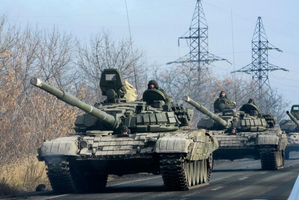 Pro-ryska separatister på väg mot Donetsk. Bilden är från 10 november 2014.