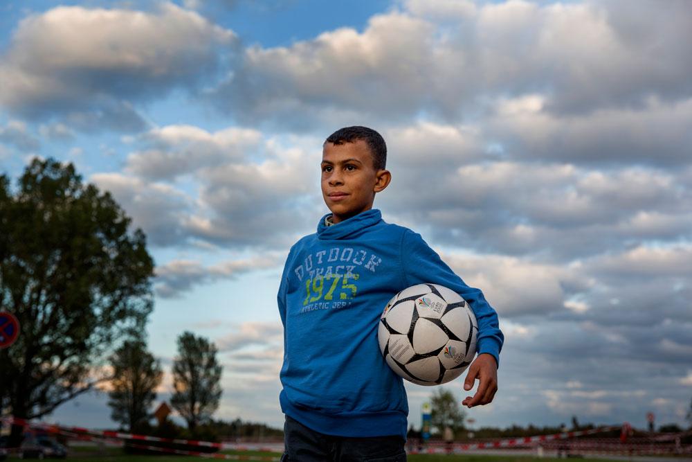Mahmoud, 11, med fotbollen under armen