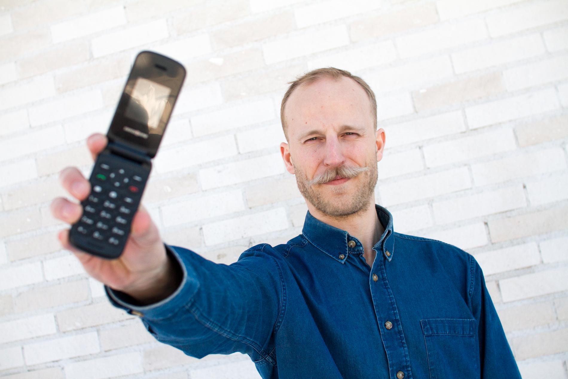 Adam har gjort slut med sin smarta mobil – och köpt en mobil som han bara kan ringa och smsa ifrån.