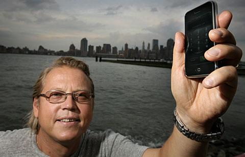 Peter Pettersson med sin första Iphone.