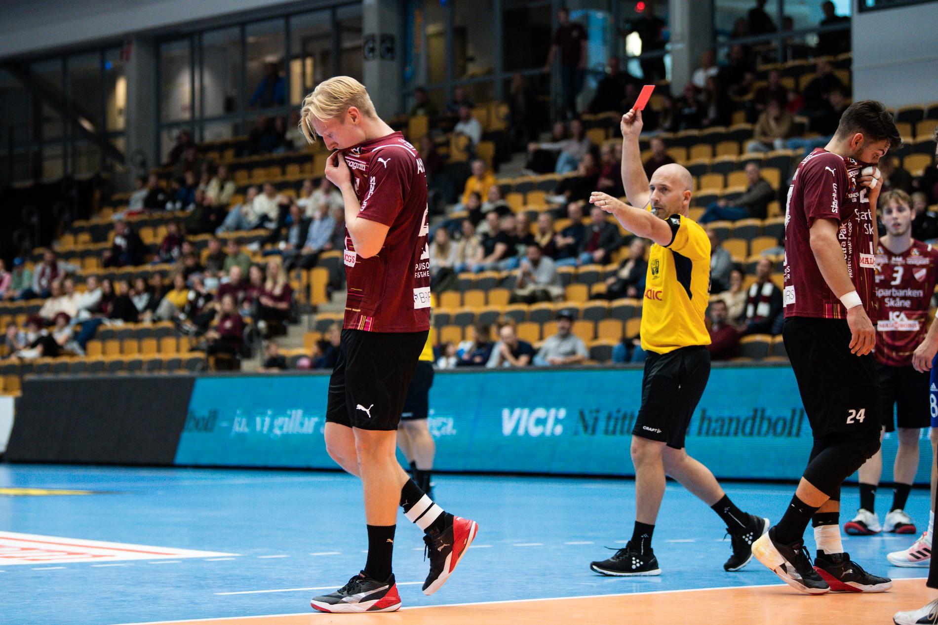 Lugis Axel Andersson tilldelas ett rött kort under matchen mellan Lugi och Ystad IF. 