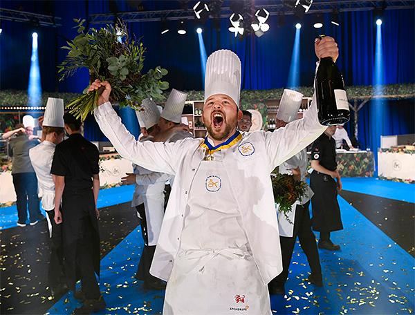 En bra dag på jobbet. Ludwig Tjörnemo är Årets kock 2020. Han får guldmedalj om halsen, 250 000 på kontot och ett år med många spännande uppdrag.