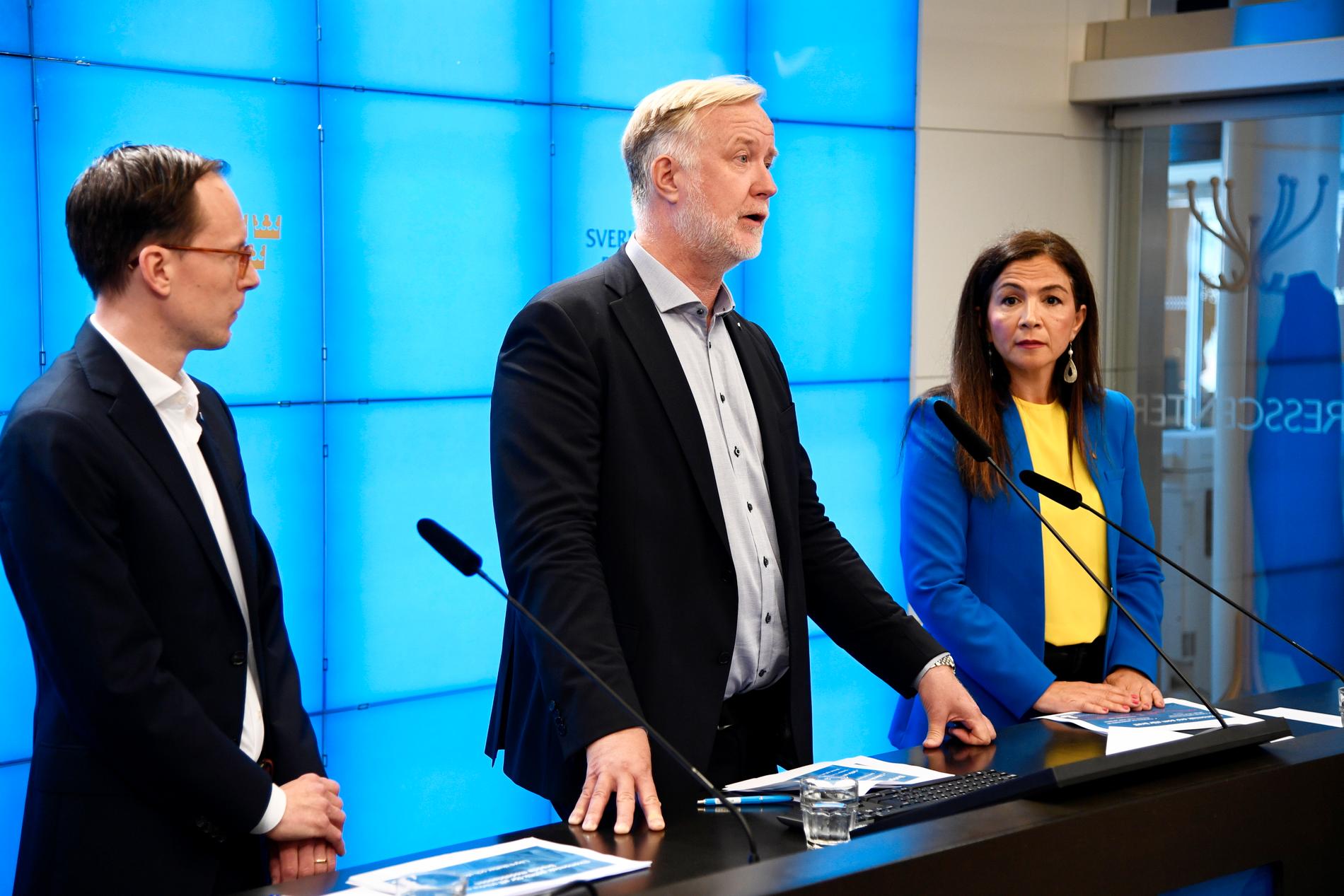 Liberalernas ekonomisk-politisk talesperson Mats Persson, partiledaren Johan Pehrson och skattepolitiska talespersonen Gulan Avci vid en pressträff på fredagen.