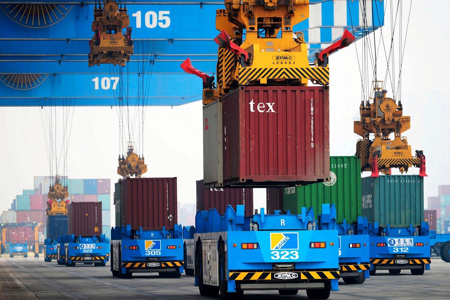 Containrar lastas till ett fartyg i hamnen Qingdao, Kina.