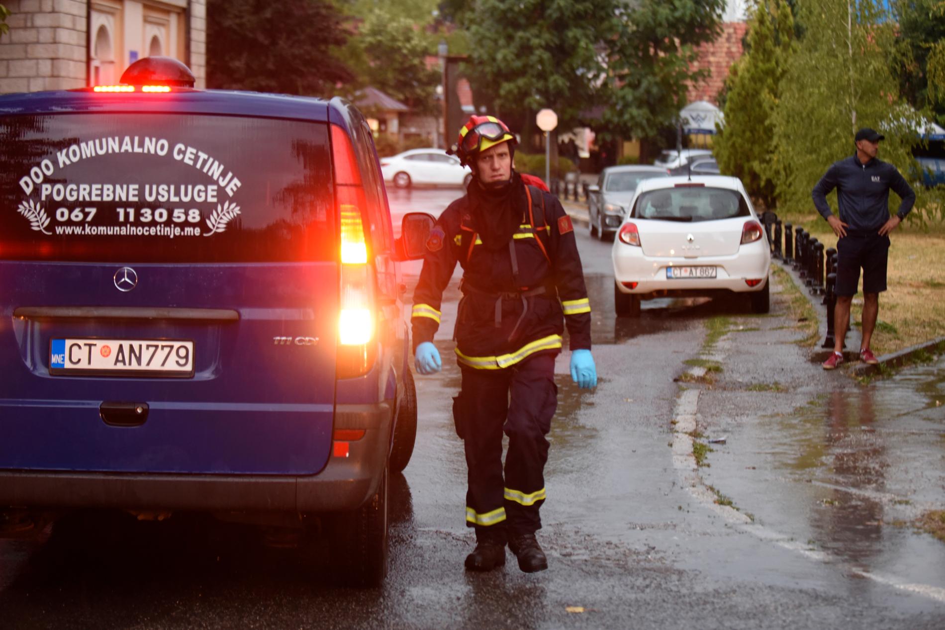 Räddningsarbetare vid platsen för våldsdådet i Cetinje i sydvästra Montenegro.