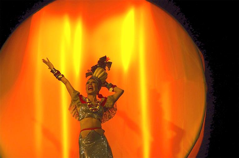 Bianca Cruzeiro spelar den ikoniska sambadivan Carmen Miranda i ”Jag är en carneval” på Teater Tribunalen.