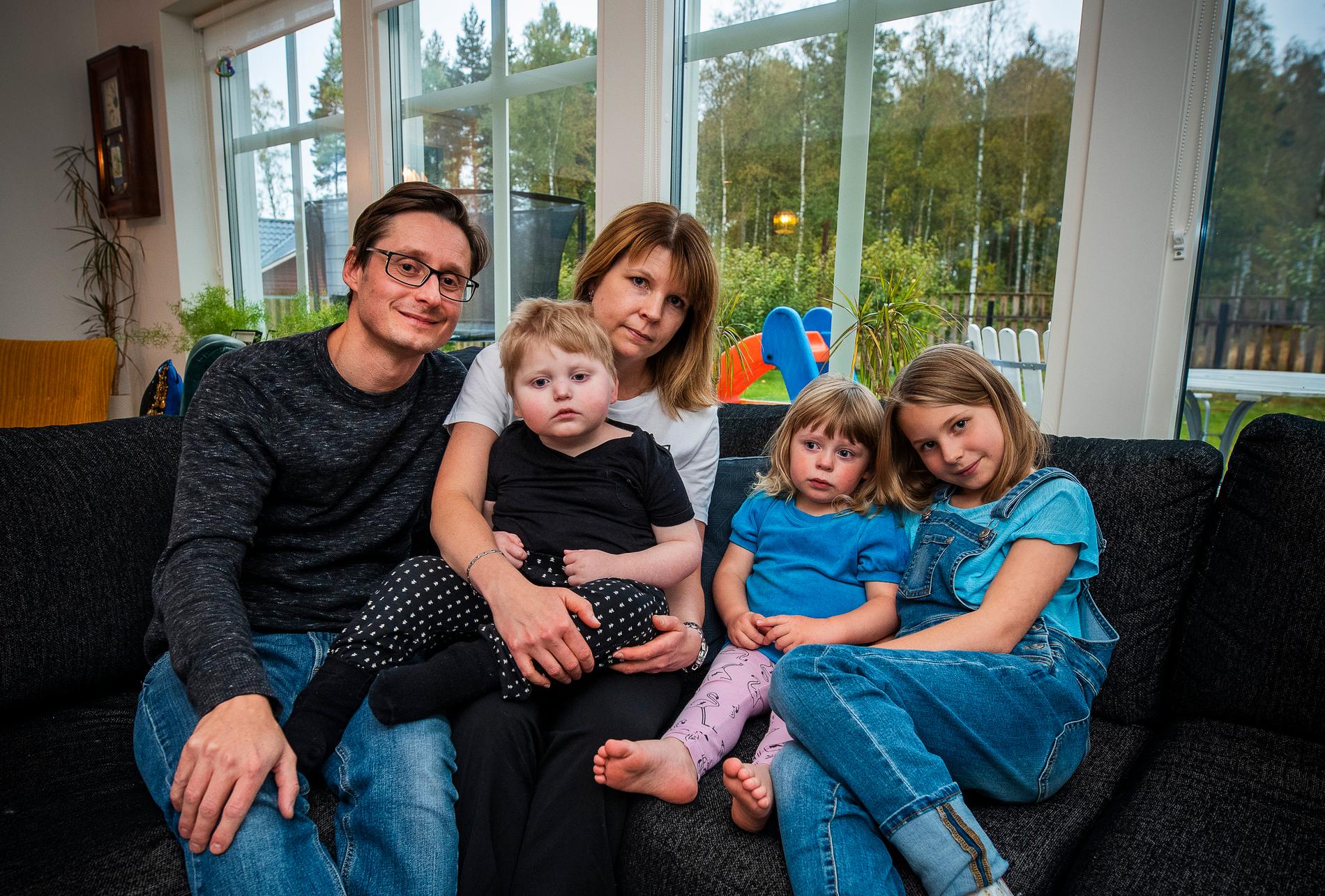 Ebbe omgiven av pappa Mats Norlander, mamma Anna Gärdehall, Svea, 3, och Elly, 9.