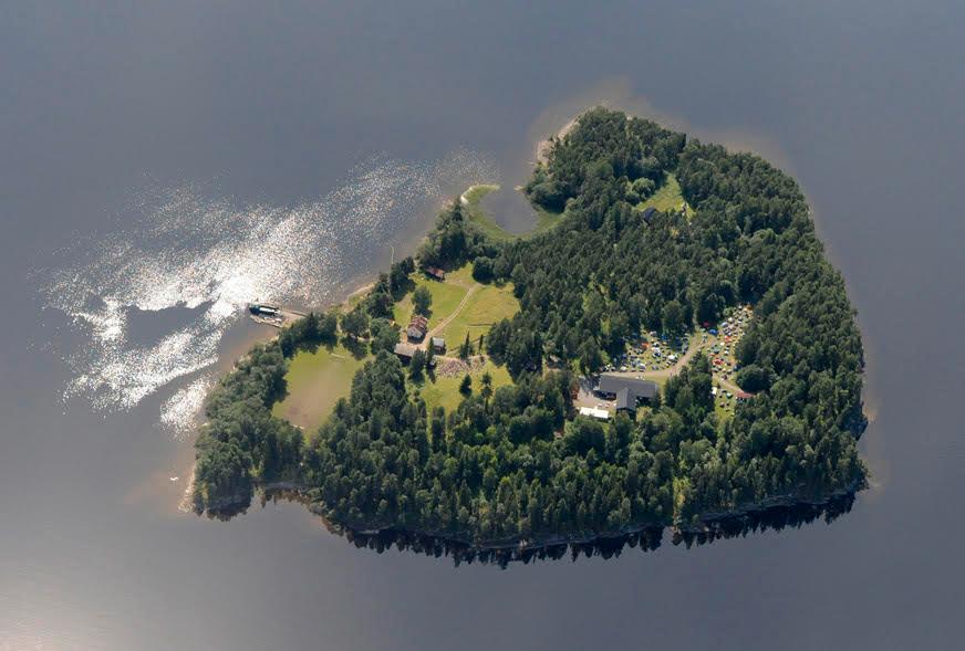 På ön Utøya i den djupa insjön Tyrifjorden höll AUF ett ungdomsläger. 564 människor fanns på än när Breivik började skjuta. Efter 72 minuter var 69 av dem döda.