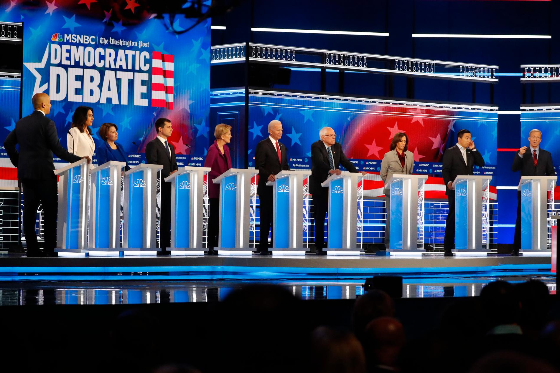 Tio presidentaspiranter från Demokraterna deltog i den senaste debatten. Från vänster: Cory Booker, Tulsi Gabbard, Amy Klobuchar, Pete Buttigieg, Elizabeth Warren, Joe Biden, Bernie Sanders, Kamala Harris, Andrew Yang och Tom Steyer.
