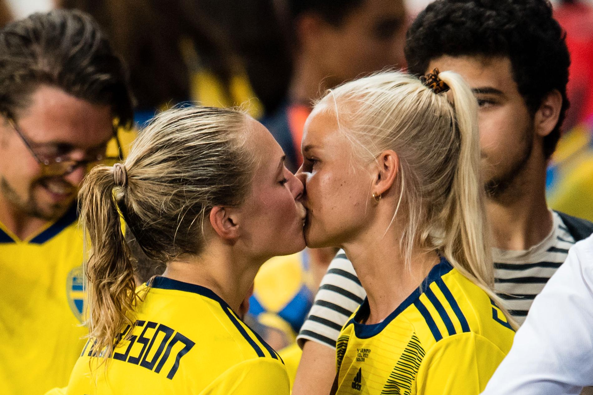 Eriksson (t.v.) och Harder (t.h.) efter Sveriges seger mot Kanada i VM 2019. 