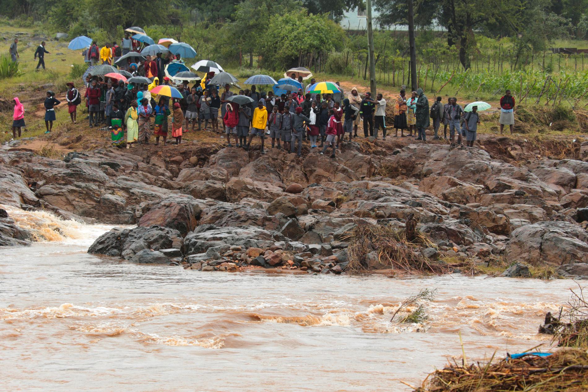 Skolbarn strandade efter att en bro kollapsat i Chimanimani sydöst om Harare i Zimbabwe. 