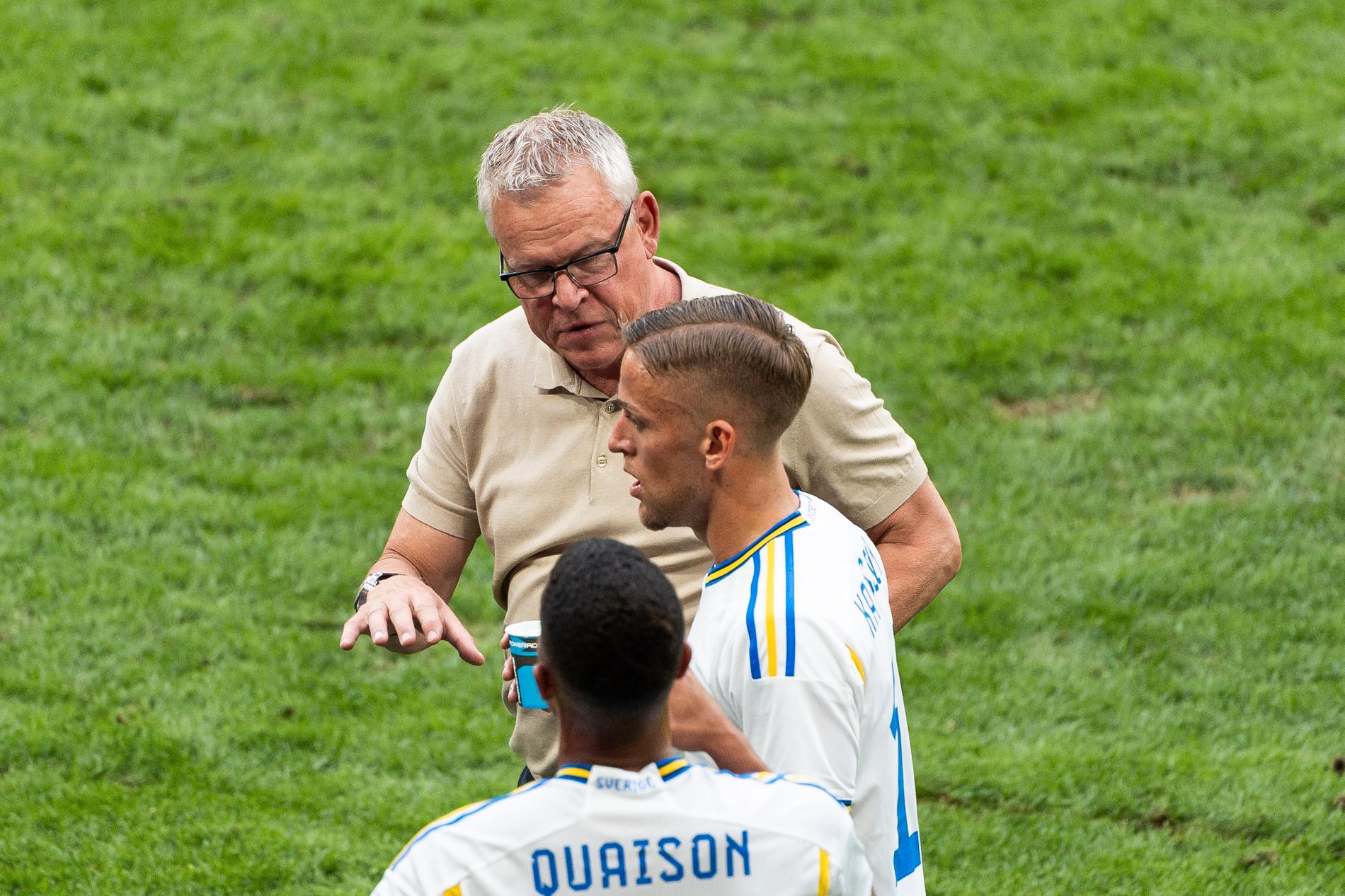 Janne Andersson i samtal med Jesper Karlsson under fredagens match mellan Sverige och Nya Zeeland.