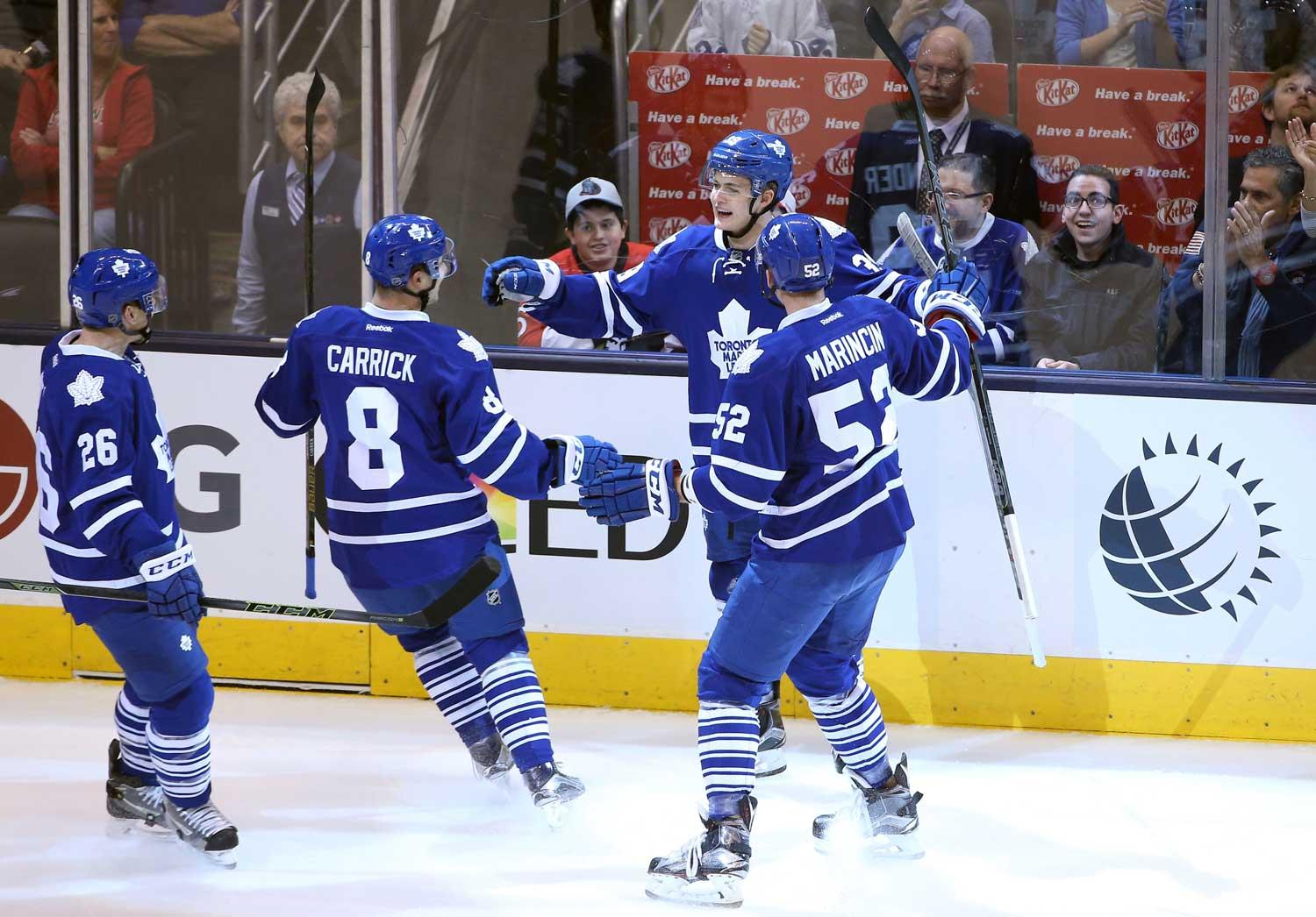 William Nylander jublar efter sitt första NHL-mål för Toronto.