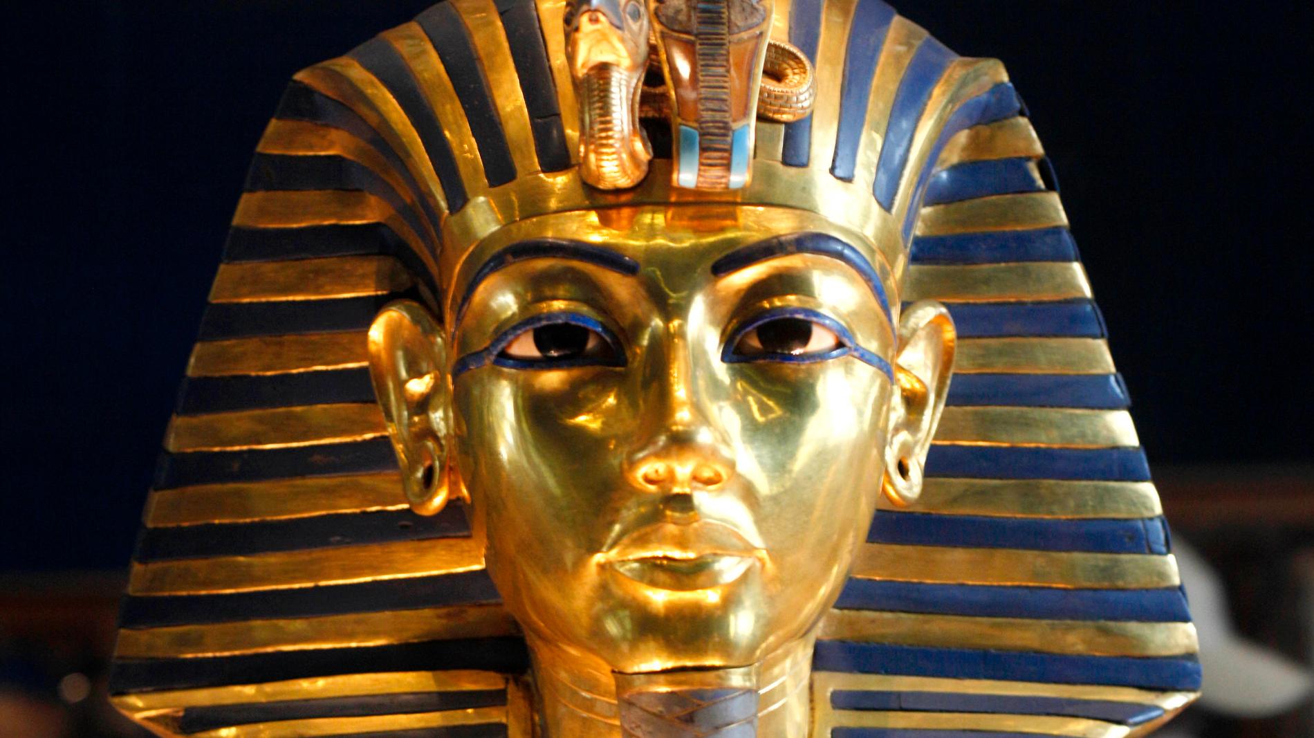Tutankhamun var bara 19 år gammal när han dog, runt år 1323 före vår tideräkning. I den grav som upptäcktes 1922 fanns fler än 5 000 föremål, bland andra den berömda guldmasken.