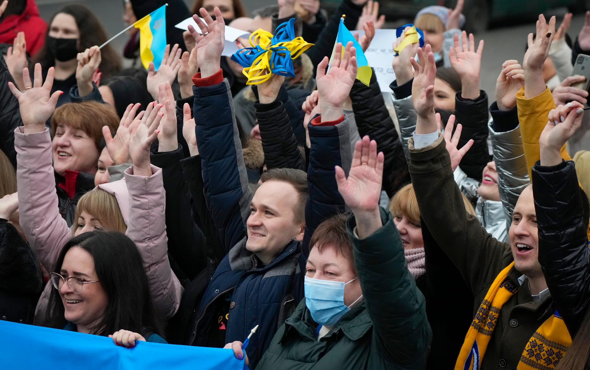 Ukrainska folket samlades och visade enighet genom att bland annat vifta med flaggor under onsdagen.