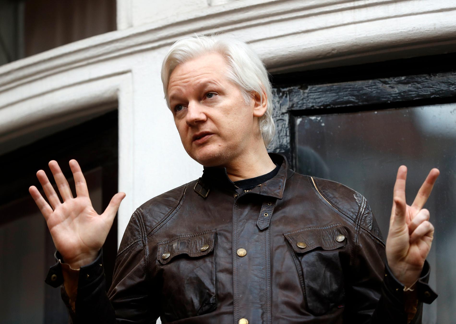 Julian Assange möter anhängare vid Ecuadors ambassad i London. Arkivbild.