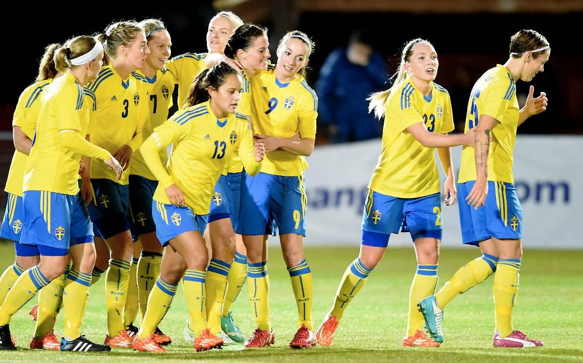 Att se svenskor spela fotboll är tydligen mer än vad en del fåraktiga personer klarar av.